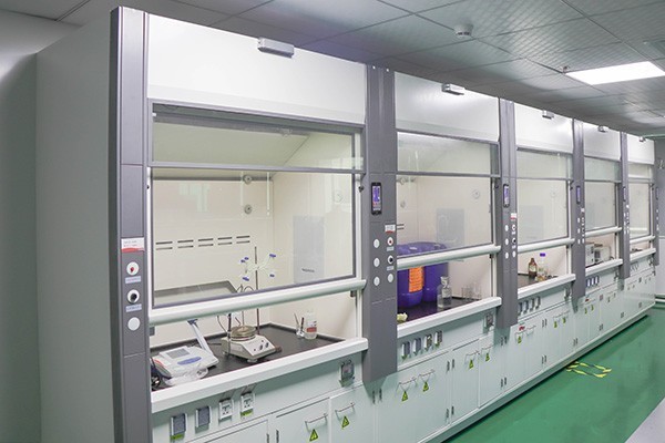 實驗室通風(fēng)柜通風(fēng)系統(tǒng)控制采用壓力傳送器控制主管實現(xiàn)穩(wěn)定風(fēng)速
